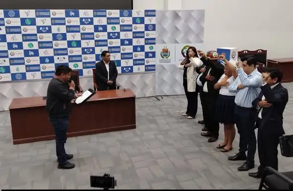 Loza posesiona a su gabinete y elimina dos secretarías por austeridad