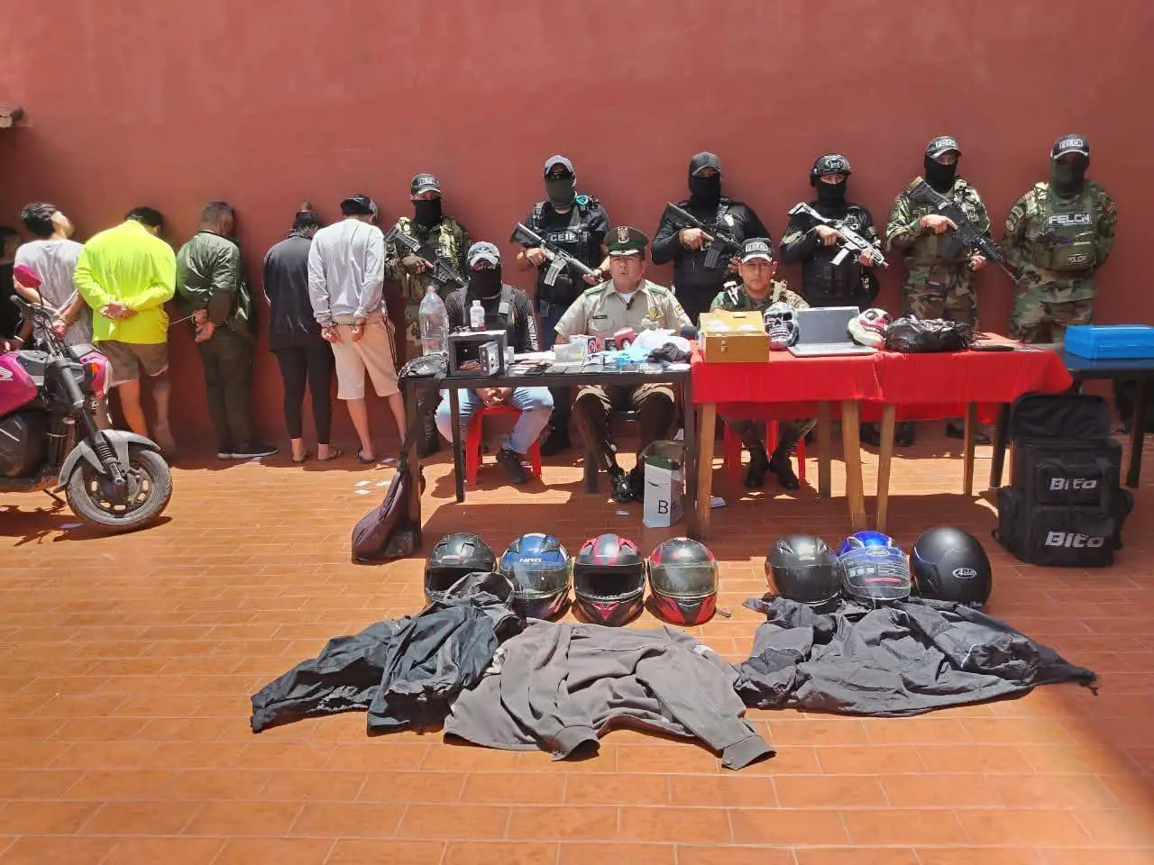 Presentaron a los aprehendidos/Policía Boliviana