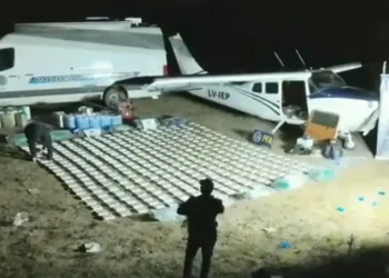 En Argentina, interceptan ‘narcoavión’ boliviano con 400 kilos de droga