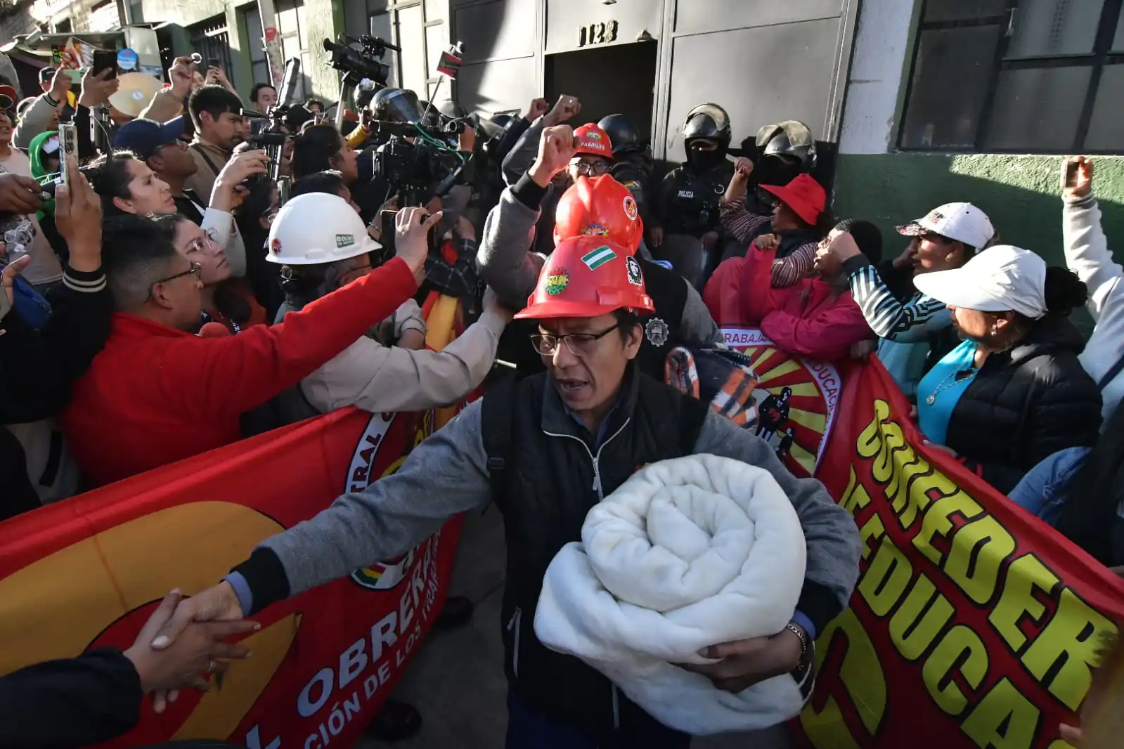 Policía libera a los 13 dirigentes aprehendidos por toma de un ministerio