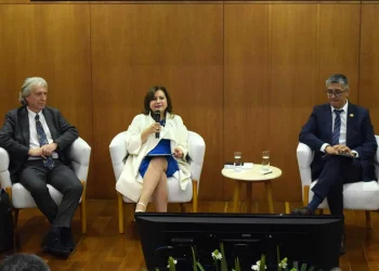 CAF abre debate sobre fortalecimiento de la economía popular en Bolivia
