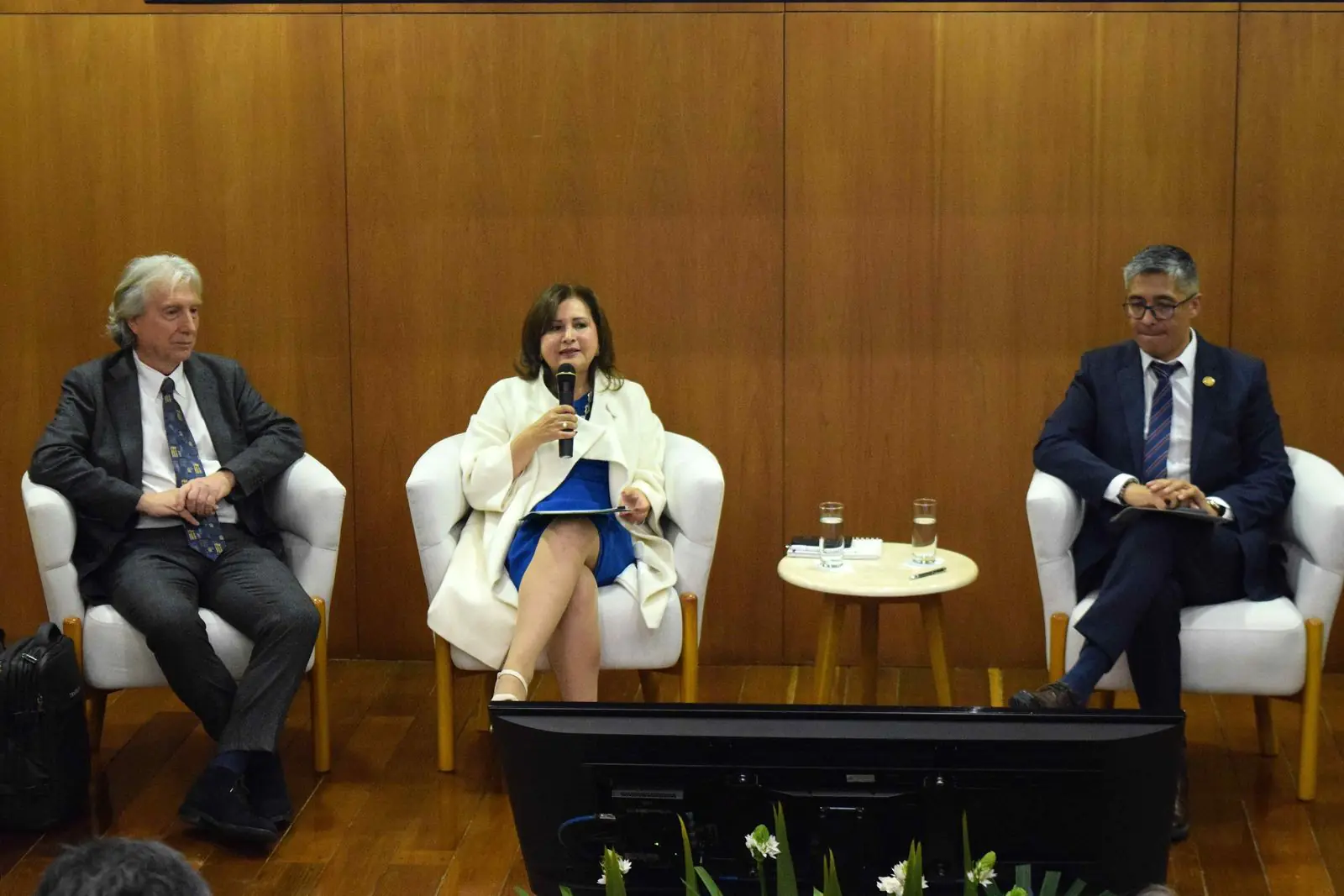 CAF abre debate sobre fortalecimiento de la economía popular en Bolivia