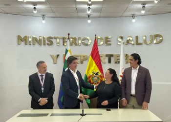 El alcalde de Santa Cruz, Manuel Saavedra, y la ministra de Salud, Marcela Flores. FOTO: GAMSC