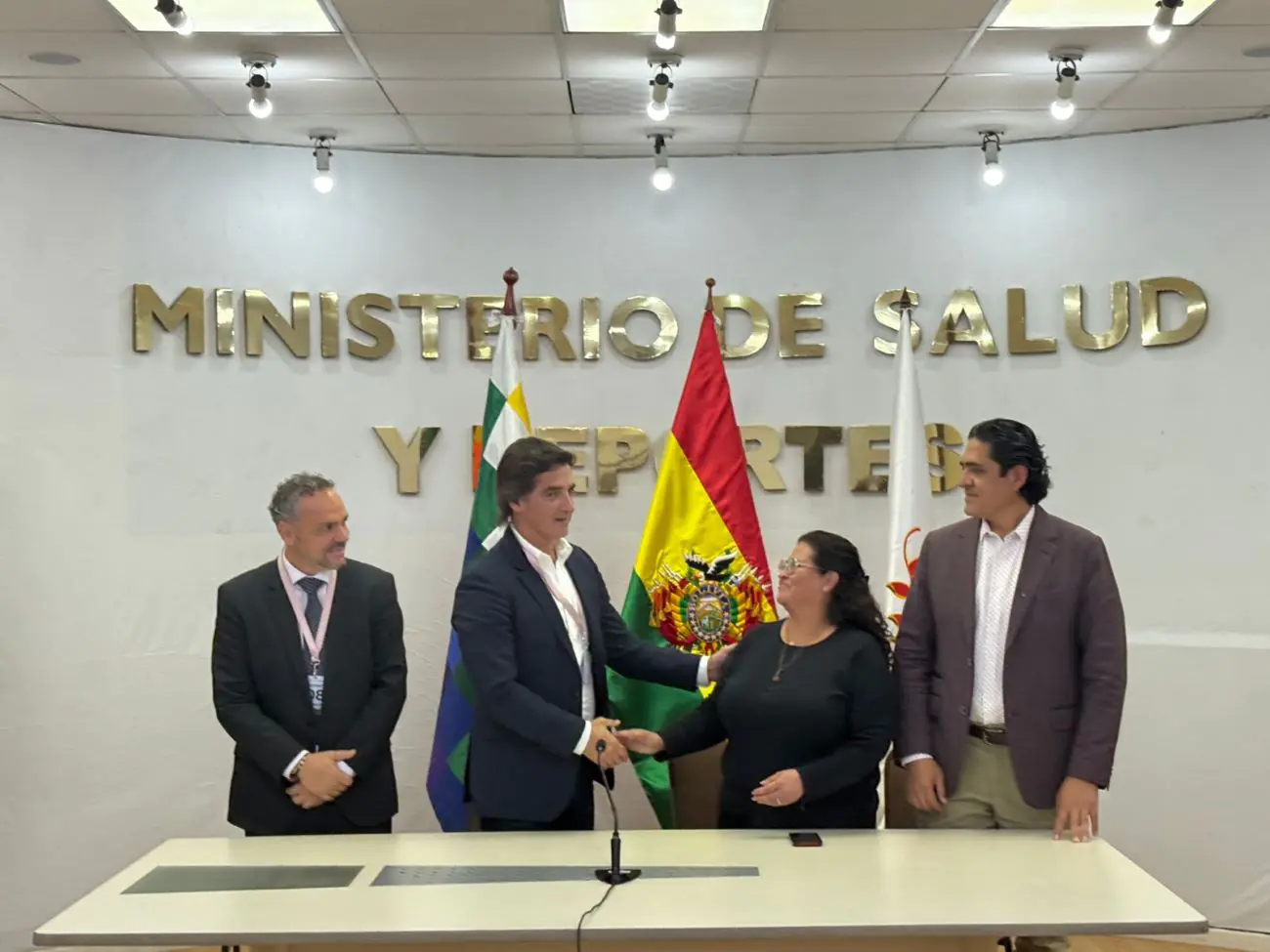 El alcalde de Santa Cruz, Manuel Saavedra, y la ministra de Salud, Marcela Flores. FOTO: GAMSC
