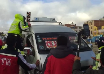 Funcionarios de la Alcaldía de El Alto realizan operativos contra el trameaje. FOTO: GAMEA