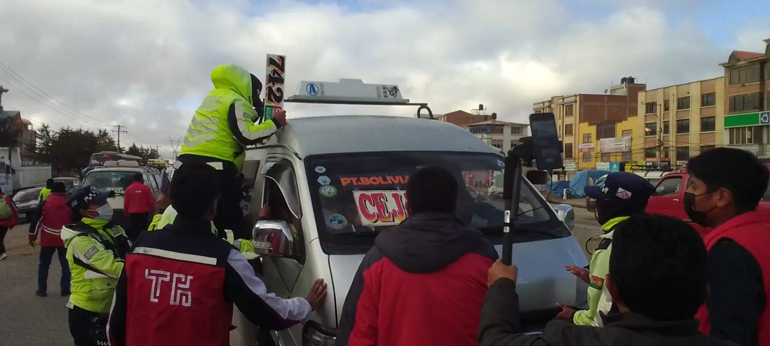 Funcionarios de la Alcaldía de El Alto realizan operativos contra el trameaje. FOTO: GAMEA