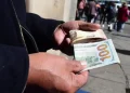 El dólar referencial en Bolivia cierra la semana con tendencia al alza