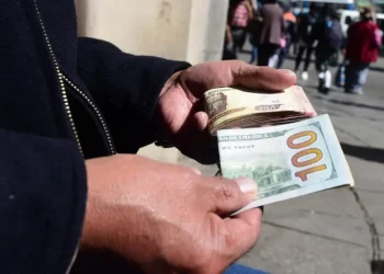 El dólar referencial en Bolivia cierra la semana con tendencia al alza