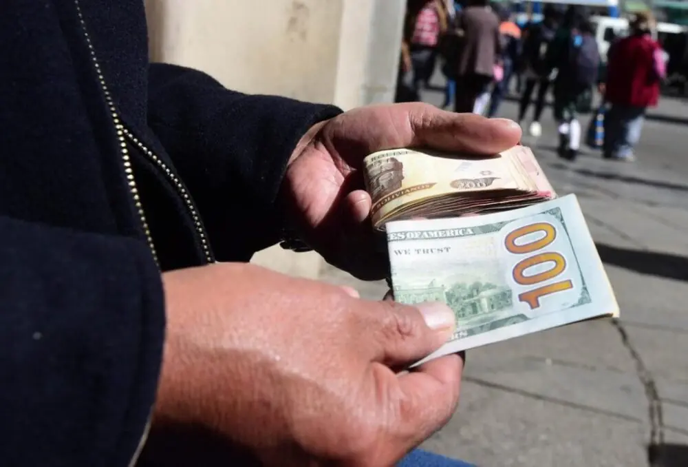 El dólar referencial en Bolivia cierra la semana con tendencia al alza