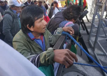 Policía interviene en vigilia de marchistas y rescata a dos dirigentes retenidos
