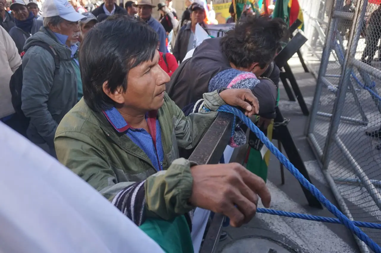Policía interviene en vigilia de marchistas y rescata a dos dirigentes retenidos