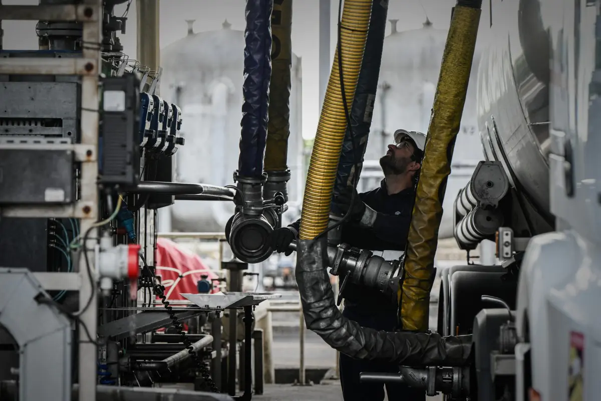 Precio del petróleo sube levemente por enfrentamientos en Ormuz