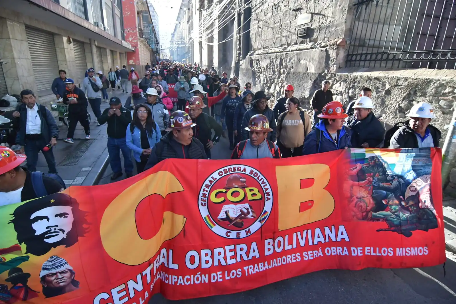 Marcha de la COB recorre el centro paceño y ratifica paro movilizado indefinido
