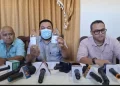 El director del Sedes muestra las botellas con agua contaminada/RRSS