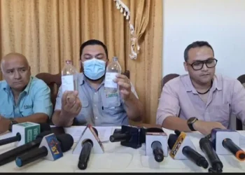 El director del Sedes muestra las botellas con agua contaminada/RRSS