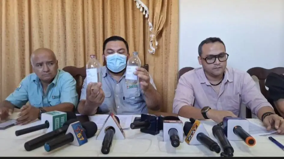 El director del Sedes muestra las botellas con agua contaminada/RRSS