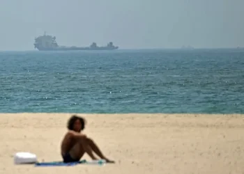 Mancha de petróleo en costas de Irán ‘redujo considerablemente’