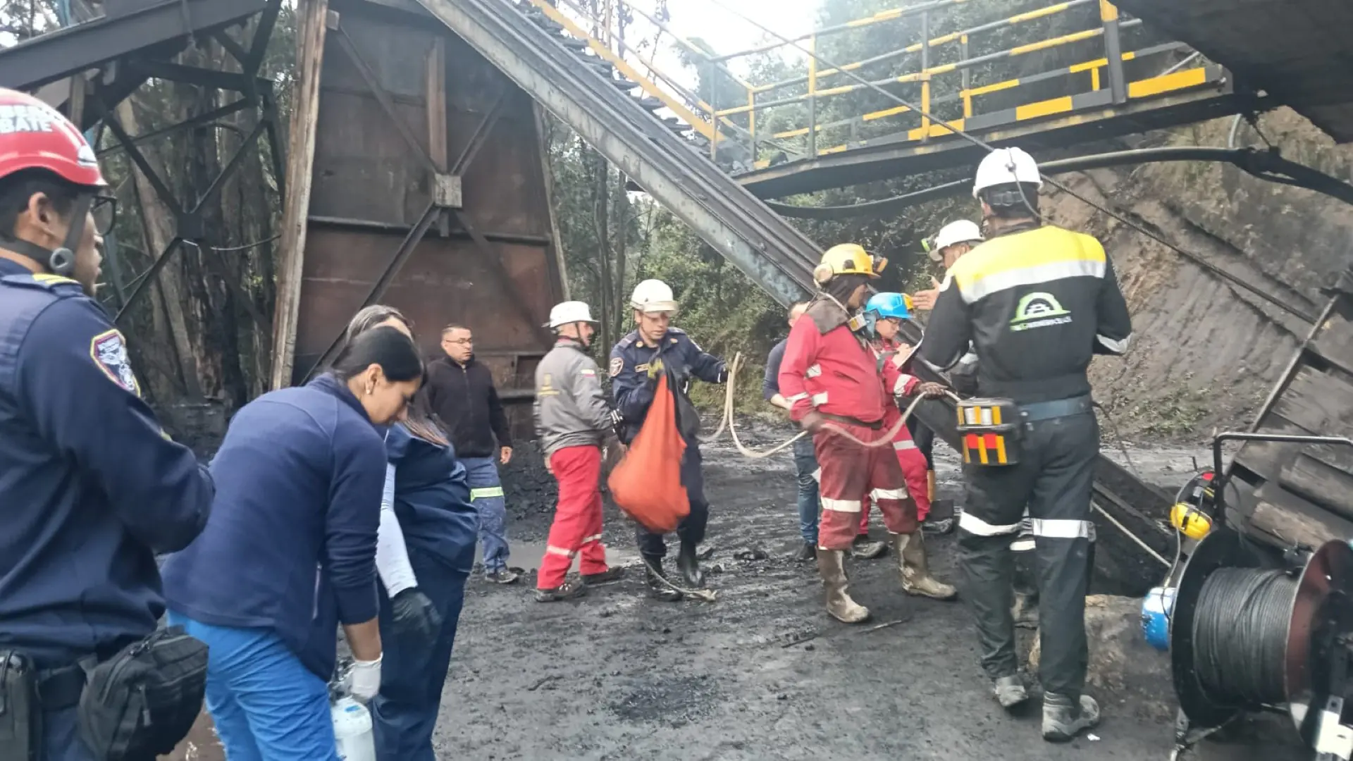 Equipos de emergencia llegaron a la mina/AFP
