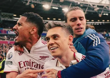 Arsenal sufre para ganar al West Ham y se acerca al título