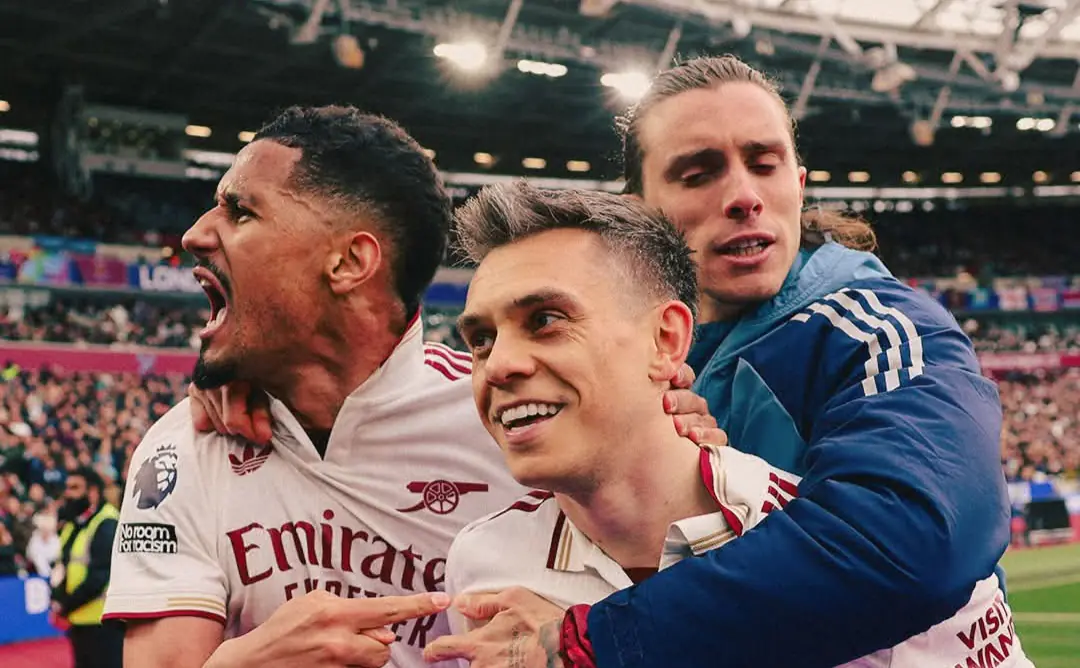 Arsenal sufre para ganar al West Ham y se acerca al título