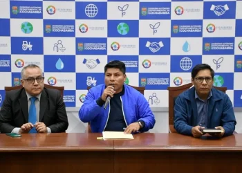 Conferencia de prensa del gobernador Leonardo Loza. FOTO: GADC