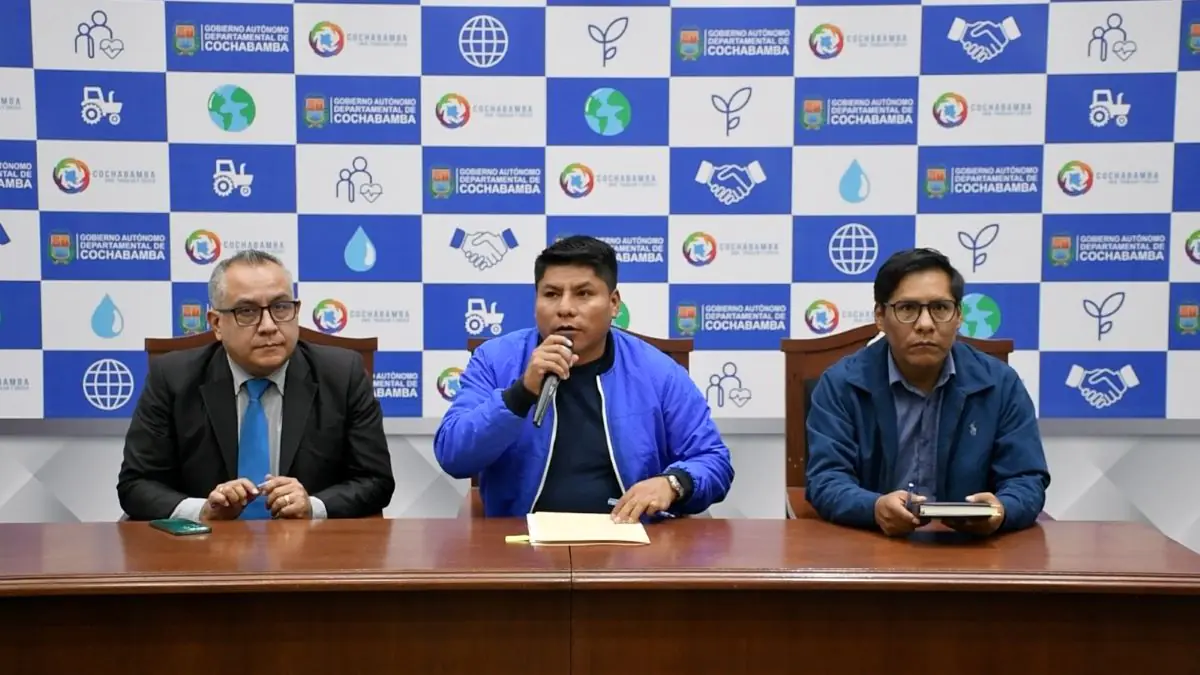 Conferencia de prensa del gobernador Leonardo Loza. FOTO: GADC