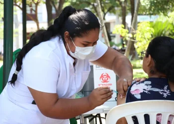 Las autoridades piden a la población acudir a vacunarse/Alcaldía de Santa Cruz