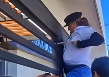 Maestros radicalizan paro y toman Dirección de Educación en Santa Cruz