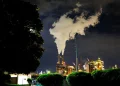 La refinería Bayway se ve de noche en Linden, Nueva Jersey/AFP