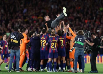 El DT del Barcelona Hansi Flick confirma su renovación