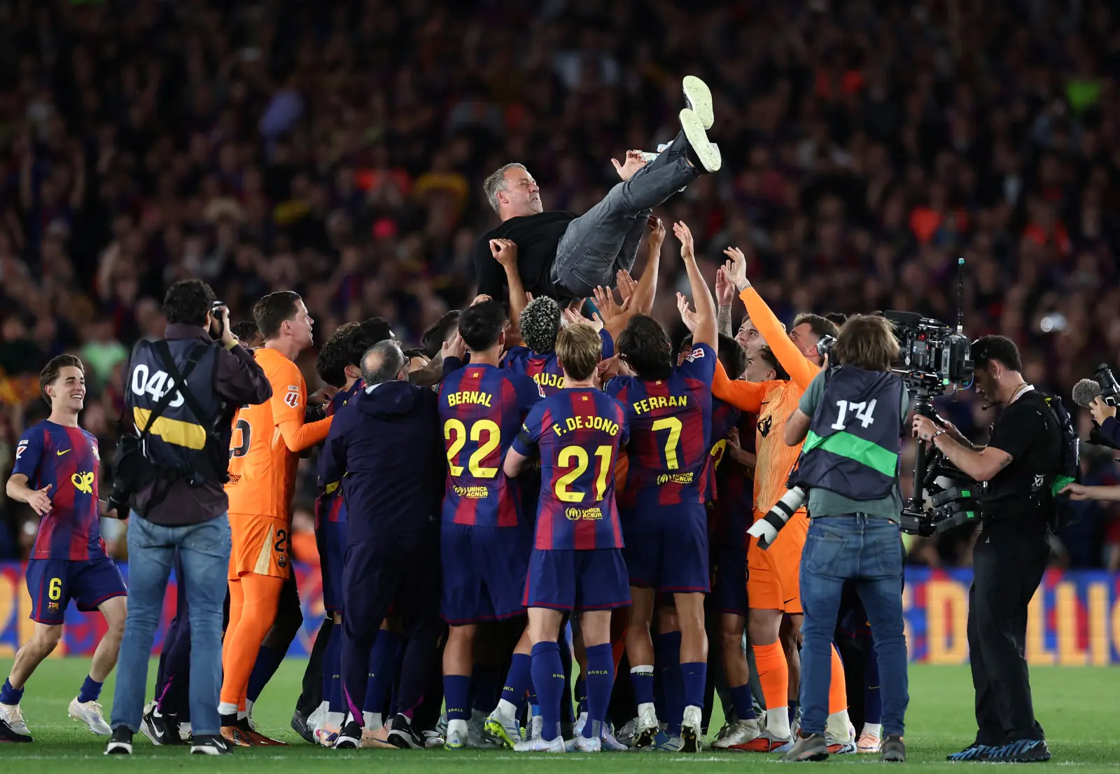 El DT del Barcelona Hansi Flick confirma su renovación