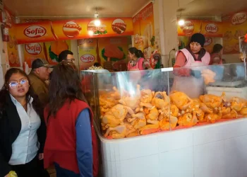 Bloqueos afectan distribución de 1,7 millones de pollos destinados al mercado paceño
