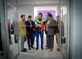 El ministro de Obras Públicas, Mauricio Zamora, inaugura las oficinas junto al alcalde de El Alto, Eliser Roca. FOTO: Obras Públicas