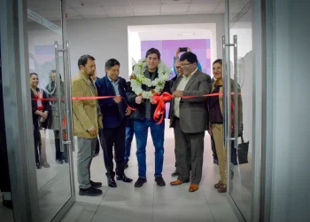 El ministro de Obras Públicas, Mauricio Zamora, inaugura las oficinas junto al alcalde de El Alto, Eliser Roca. FOTO: Obras Públicas