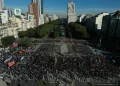 Cientos de docentes y estudiantes están en las cales/AFP