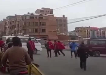 Ponchos Rojos destrozan vehículos y amenazan comerciantes en El Alto