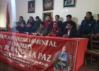 Choferes de La Paz se suman a bloqueos y aclaran que no buscan la renuncia de Paz