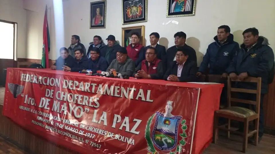 Choferes de La Paz se suman a bloqueos y aclaran que no buscan la renuncia de Paz