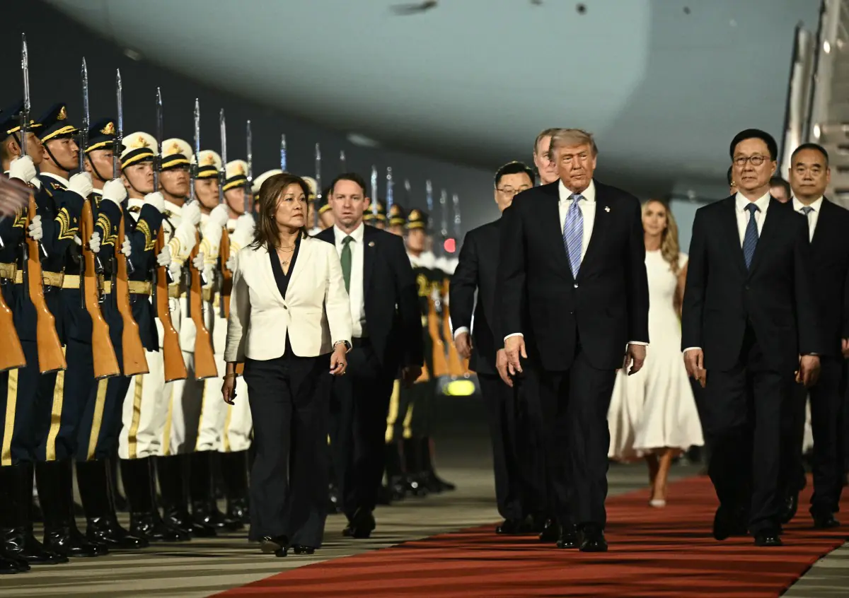 Trump durante su arribo a Pekín/AFP