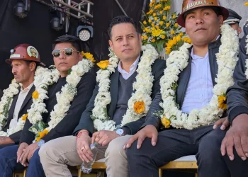 Lara aparece junto a Loza en acto minero en medio de la alta conflictividad social