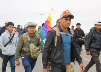 Mineros marcan distancia de marcha evista y exigen neutralidad política