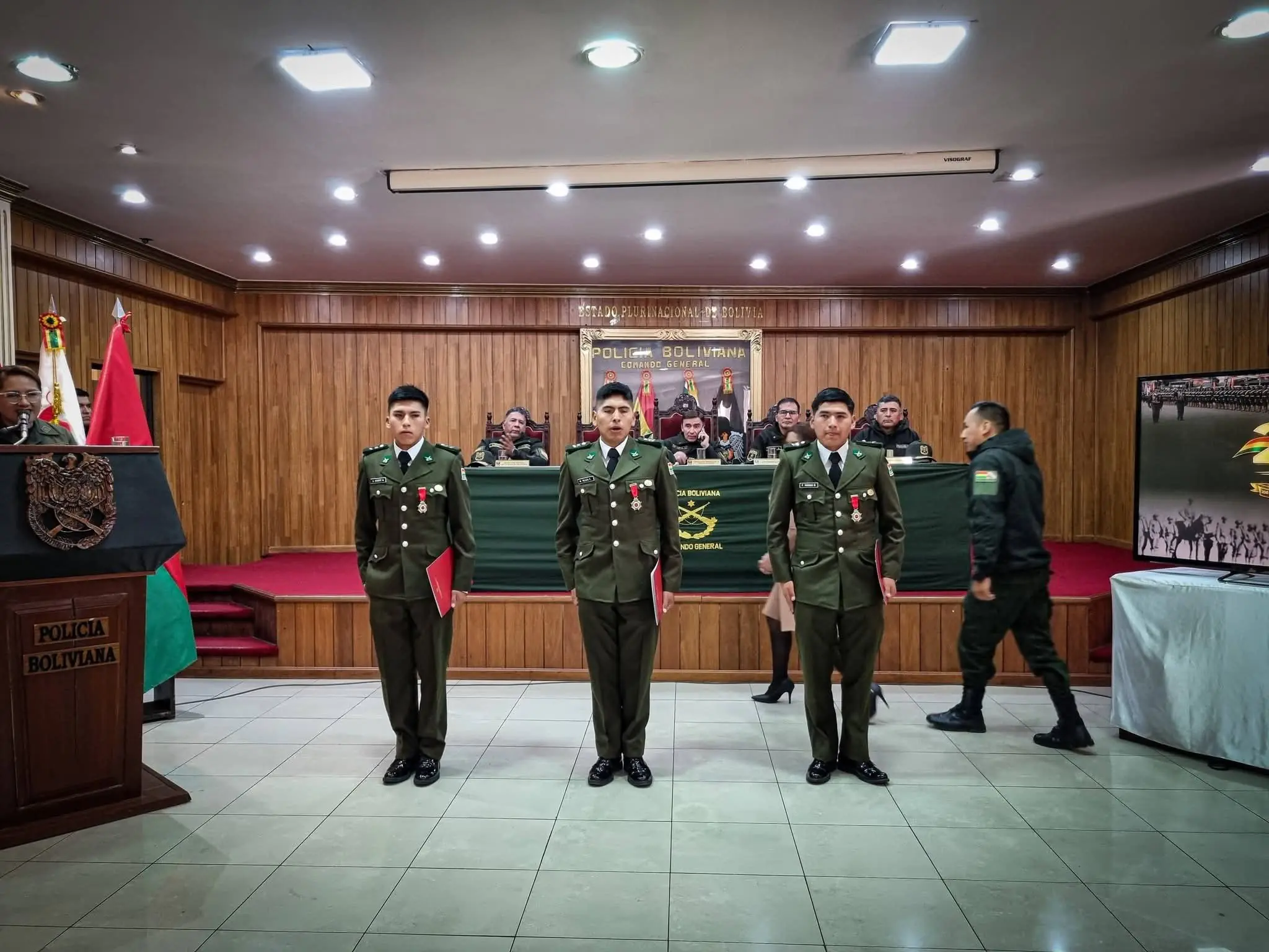 Los policías condecorados en el Comando de la Policía/Policía Boliviana