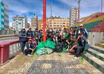 Periodustas independientes de Oruro celebraron su día con una campaña de limpieza en la avenida Cívica. FOTO: Marcela Cruz