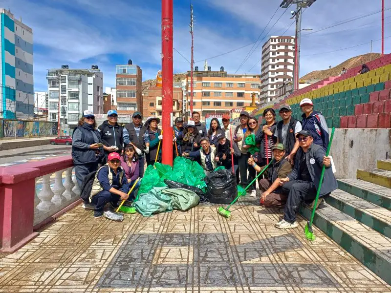 Periodustas independientes de Oruro celebraron su día con una campaña de limpieza en la avenida Cívica. FOTO: Marcela Cruz