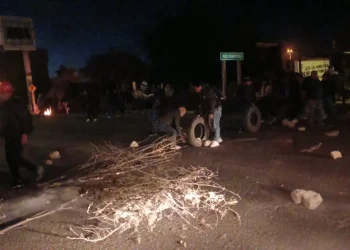Bloqueos colapsan vías en Cochabamba y obligan a pasajeros a realizar transbordos