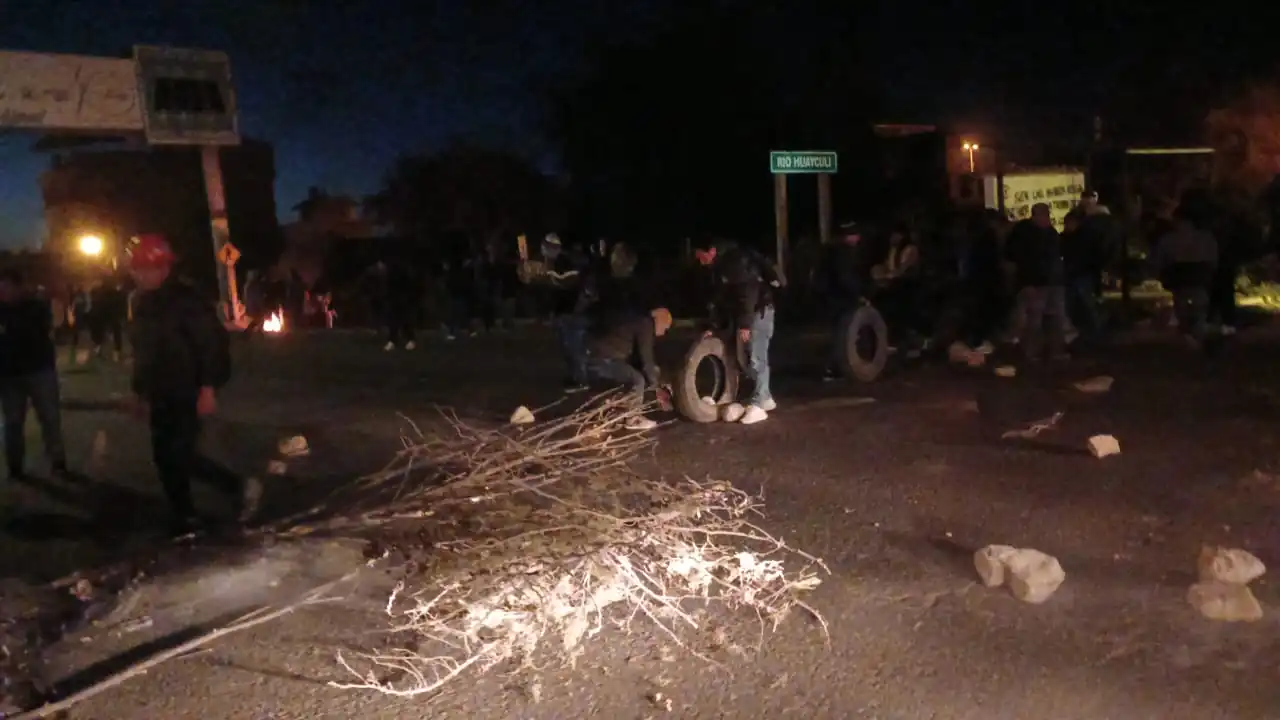 Bloqueos colapsan vías en Cochabamba y obligan a pasajeros a realizar transbordos