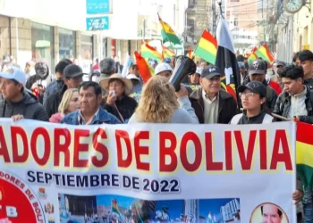 Marcha contra bloqueos de la COB exige soluciones y anuncia defensa de la democracia