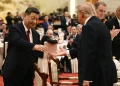 Xi y Trump se dan la mano en la cena de gala en Pekín/AFP