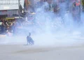Mineros cooperativistas intentan romper cerco policial para ingresar a plaza Murillo