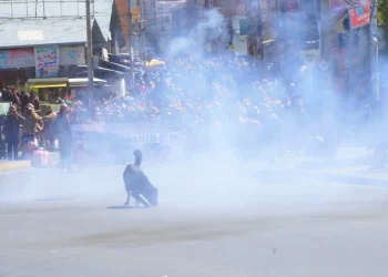 Mineros cooperativistas intentan romper cerco policial para ingresar a plaza Murillo